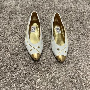 Timothy Hitsman white and gold flats size 9